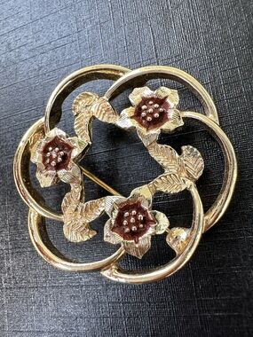 VINTAGE SARAH COVENTRY GOLD TONE WREATH FLOWER BROOCH